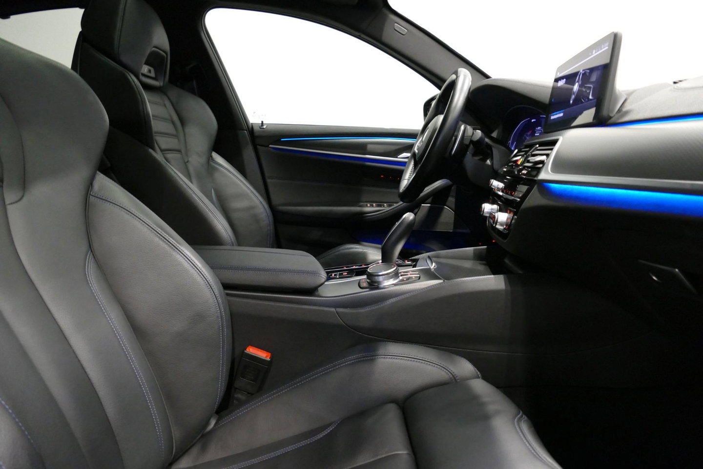 BMW 5 Serie 530e xDrive M Sport / Schuif-/kanteldak/ M Performance stoelen / M Sport Bodykit / Elektr. verstelbare voorstoelen / Harman Kardon Surround Sound / HUD / 20'' LMV / Rondomzichtcamera / Apple Carplay - Android Auto / Stoelverwarming / Ambienteverlichting /