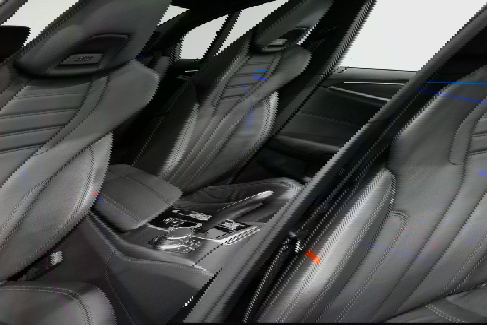 BMW 5 Serie 530e xDrive M Sport / Schuif-/kanteldak/ M Performance stoelen / M Sport Bodykit / Elektr. verstelbare voorstoelen / Harman Kardon Surround Sound / HUD / 20'' LMV / Rondomzichtcamera / Apple Carplay - Android Auto / Stoelverwarming / Ambienteverlichting /