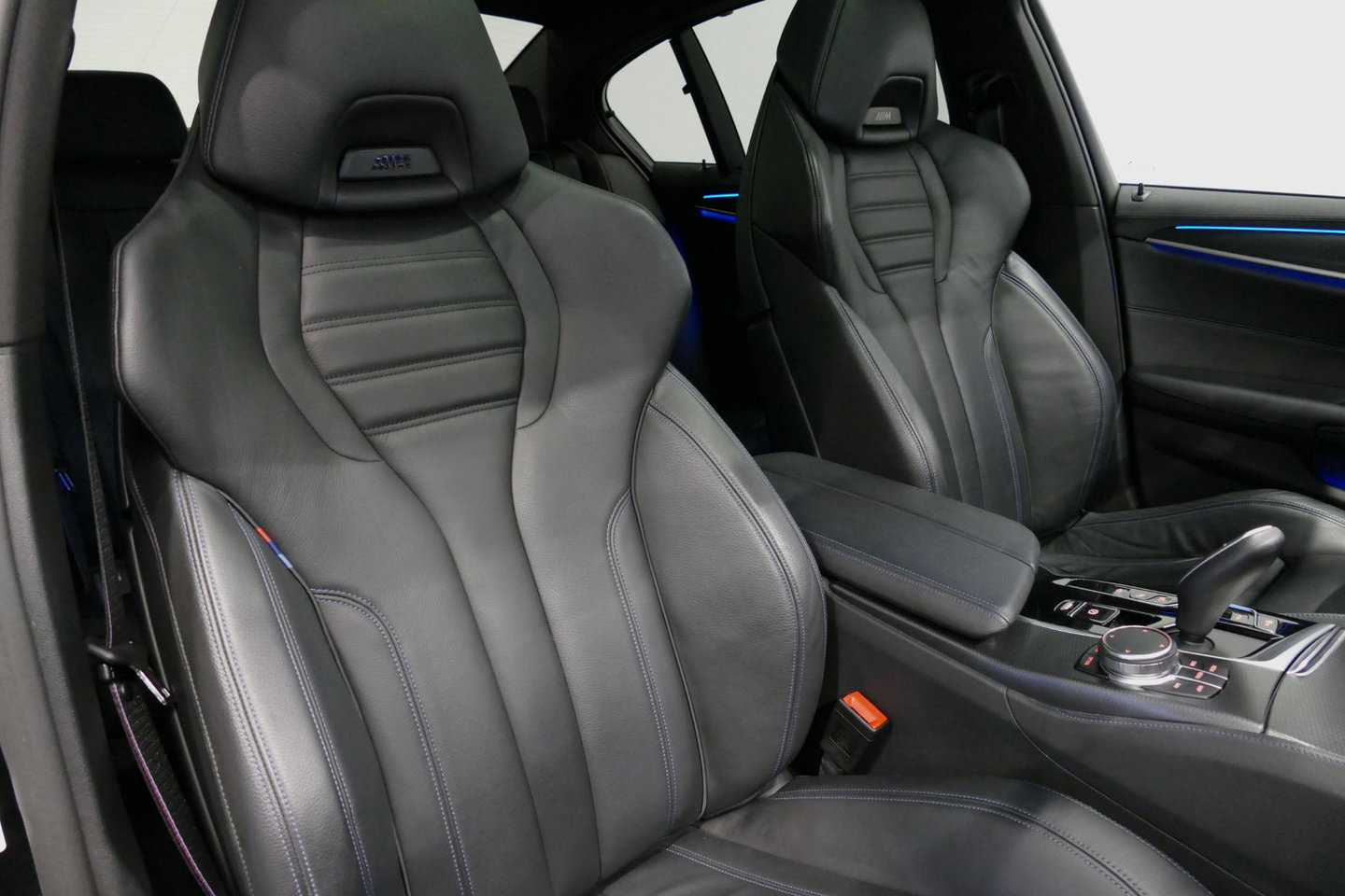 BMW 5 Serie 530e xDrive M Sport / Schuif-/kanteldak/ M Performance stoelen / M Sport Bodykit / Elektr. verstelbare voorstoelen / Harman Kardon Surround Sound / HUD / 20'' LMV / Rondomzichtcamera / Apple Carplay - Android Auto / Stoelverwarming / Ambienteverlichting /