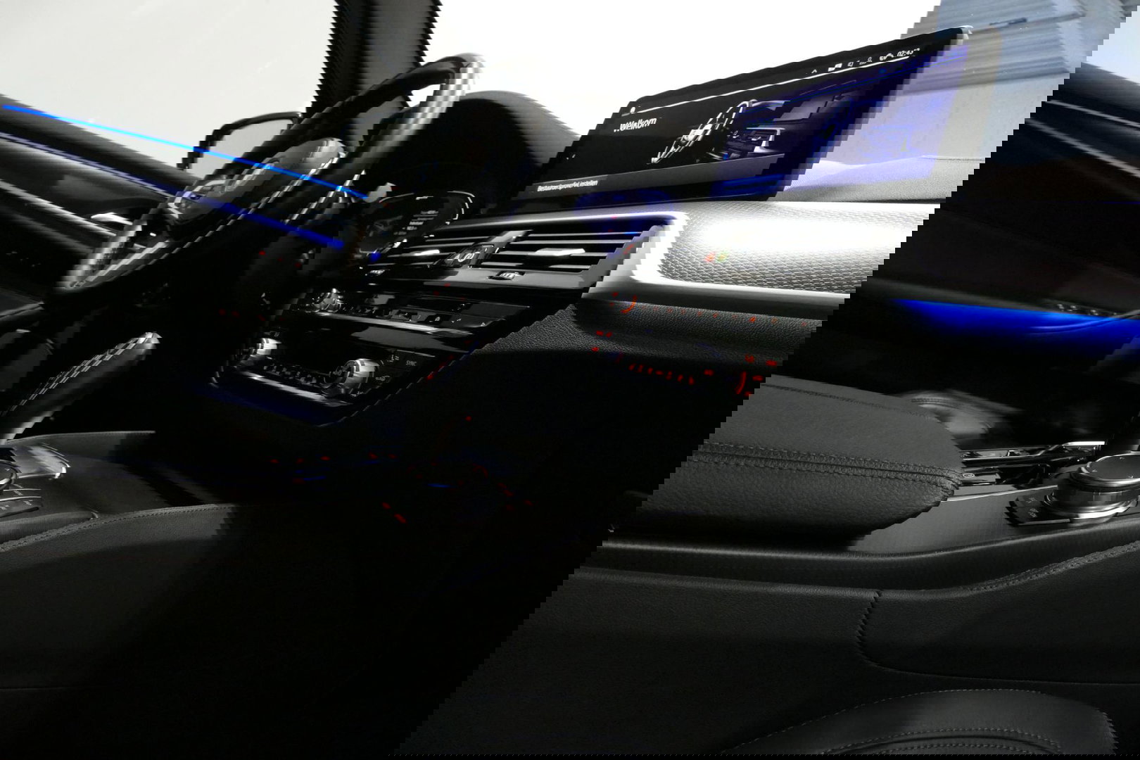 BMW 5 Serie 530e xDrive M Sport / Schuif-/kanteldak/ M Performance stoelen / M Sport Bodykit / Elektr. verstelbare voorstoelen / Harman Kardon Surround Sound / HUD / 20'' LMV / Rondomzichtcamera / Apple Carplay - Android Auto / Stoelverwarming / Ambienteverlichting /