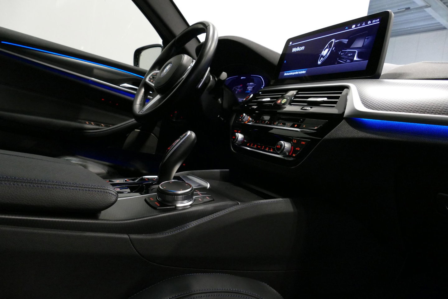 BMW 5 Serie 530e xDrive M Sport / Schuif-/kanteldak/ M Performance stoelen / M Sport Bodykit / Elektr. verstelbare voorstoelen / Harman Kardon Surround Sound / HUD / 20'' LMV / Rondomzichtcamera / Apple Carplay - Android Auto / Stoelverwarming / Ambienteverlichting /