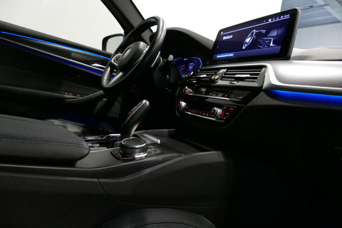BMW 5 Serie 530e xDrive M Sport / Schuif-/kanteldak/ M Performance stoelen / M Sport Bodykit / Elektr. verstelbare voorstoelen / Harman Kardon Surround Sound / HUD / 20'' LMV / Rondomzichtcamera / Apple Carplay - Android Auto / Stoelverwarming / Ambienteverlichting /