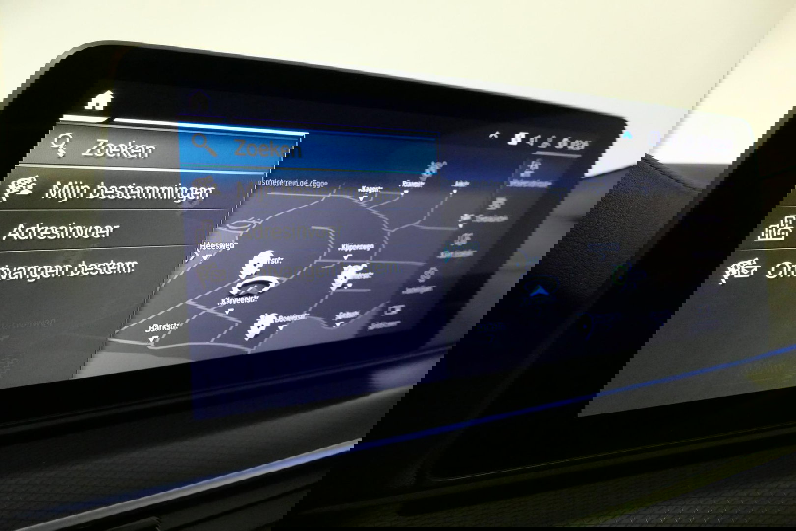 BMW 5 Serie 530e xDrive M Sport / Schuif-/kanteldak/ M Performance stoelen / M Sport Bodykit / Elektr. verstelbare voorstoelen / Harman Kardon Surround Sound / HUD / 20'' LMV / Rondomzichtcamera / Apple Carplay - Android Auto / Stoelverwarming / Ambienteverlichting /