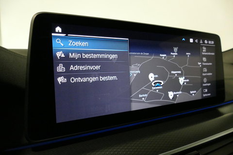 BMW 5 Serie 530e xDrive M Sport / Schuif-/kanteldak/ M Performance stoelen / M Sport Bodykit / Elektr. verstelbare voorstoelen / Harman Kardon Surround Sound / HUD / 20'' LMV / Rondomzichtcamera / Apple Carplay - Android Auto / Stoelverwarming / Ambienteverlichting /