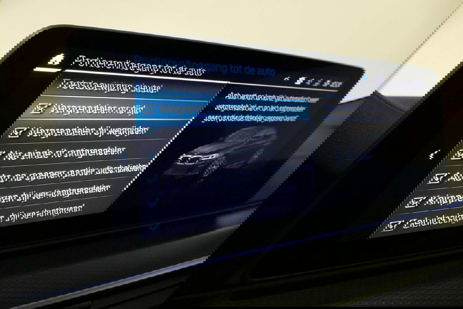 BMW 5 Serie 530e xDrive M Sport / Schuif-/kanteldak/ M Performance stoelen / M Sport Bodykit / Elektr. verstelbare voorstoelen / Harman Kardon Surround Sound / HUD / 20'' LMV / Rondomzichtcamera / Apple Carplay - Android Auto / Stoelverwarming / Ambienteverlichting /