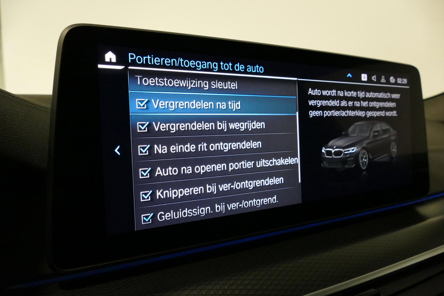 BMW 5 Serie 530e xDrive M Sport / Schuif-/kanteldak/ M Performance stoelen / M Sport Bodykit / Elektr. verstelbare voorstoelen / Harman Kardon Surround Sound / HUD / 20'' LMV / Rondomzichtcamera / Apple Carplay - Android Auto / Stoelverwarming / Ambienteverlichting /