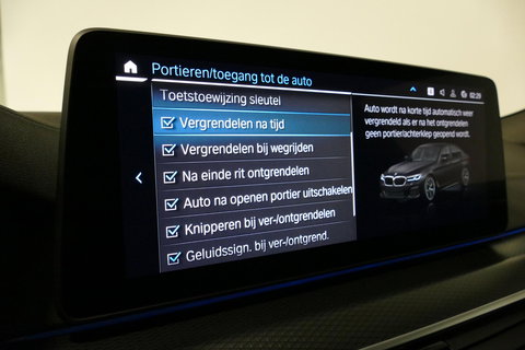 BMW 5 Serie 530e xDrive M Sport / Schuif-/kanteldak/ M Performance stoelen / M Sport Bodykit / Elektr. verstelbare voorstoelen / Harman Kardon Surround Sound / HUD / 20'' LMV / Rondomzichtcamera / Apple Carplay - Android Auto / Stoelverwarming / Ambienteverlichting /