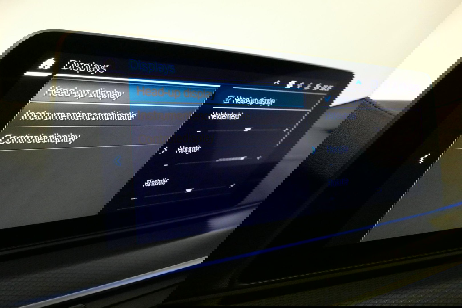 BMW 5 Serie 530e xDrive M Sport / Schuif-/kanteldak/ M Performance stoelen / M Sport Bodykit / Elektr. verstelbare voorstoelen / Harman Kardon Surround Sound / HUD / 20'' LMV / Rondomzichtcamera / Apple Carplay - Android Auto / Stoelverwarming / Ambienteverlichting /