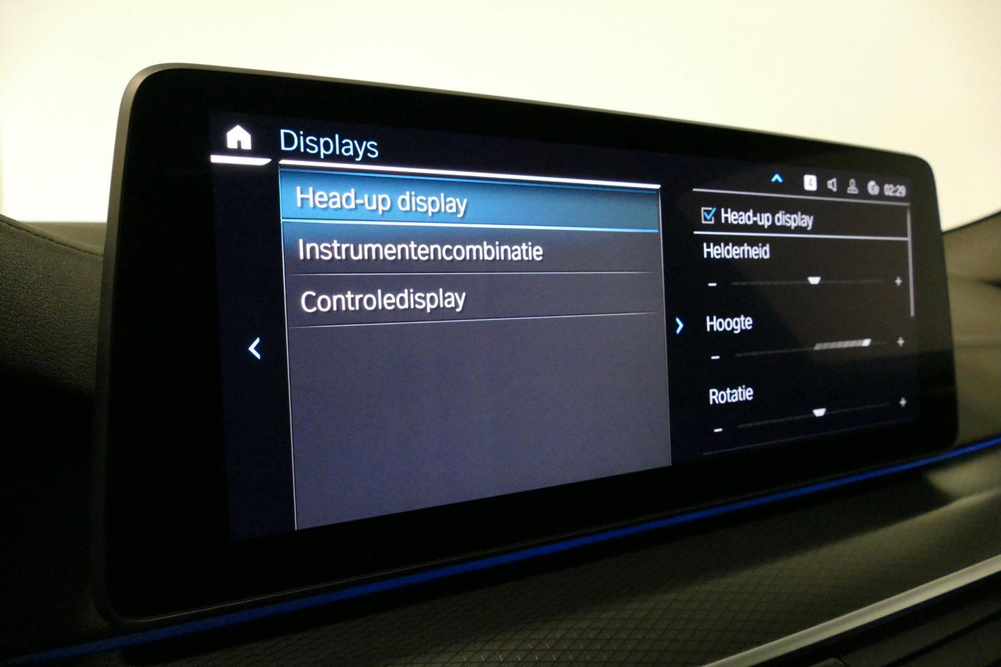 BMW 5 Serie 530e xDrive M Sport / Schuif-/kanteldak/ M Performance stoelen / M Sport Bodykit / Elektr. verstelbare voorstoelen / Harman Kardon Surround Sound / HUD / 20'' LMV / Rondomzichtcamera / Apple Carplay - Android Auto / Stoelverwarming / Ambienteverlichting /