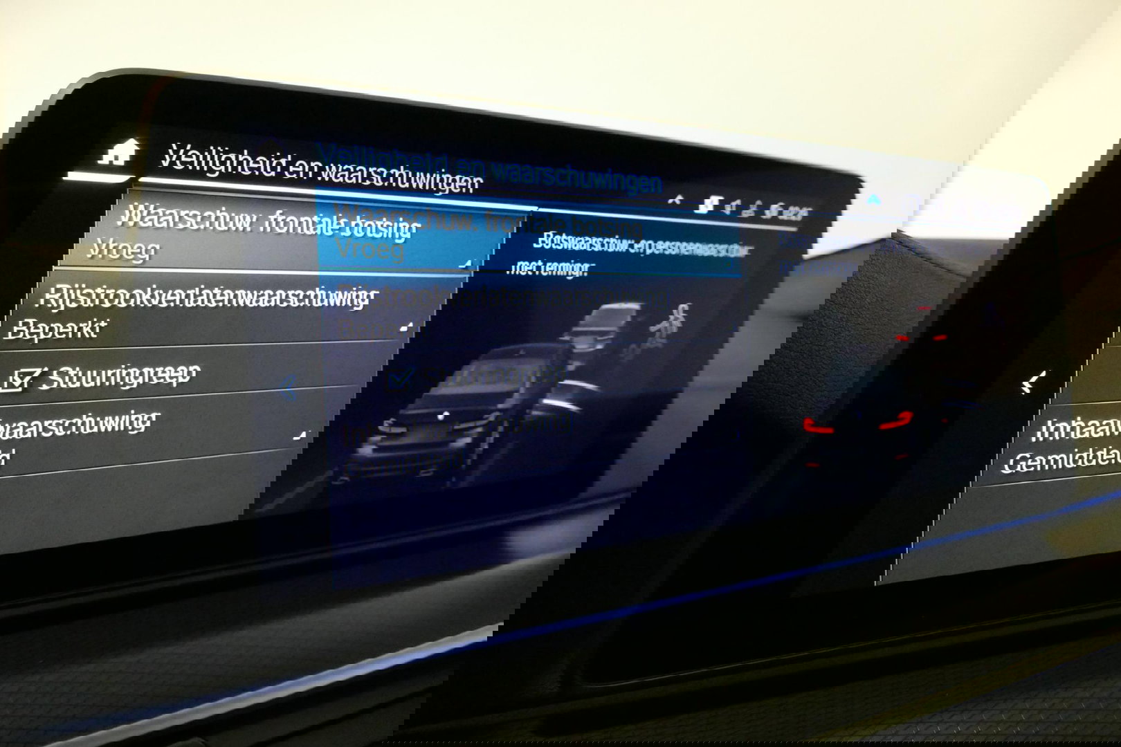 BMW 5 Serie 530e xDrive M Sport / Schuif-/kanteldak/ M Performance stoelen / M Sport Bodykit / Elektr. verstelbare voorstoelen / Harman Kardon Surround Sound / HUD / 20'' LMV / Rondomzichtcamera / Apple Carplay - Android Auto / Stoelverwarming / Ambienteverlichting /