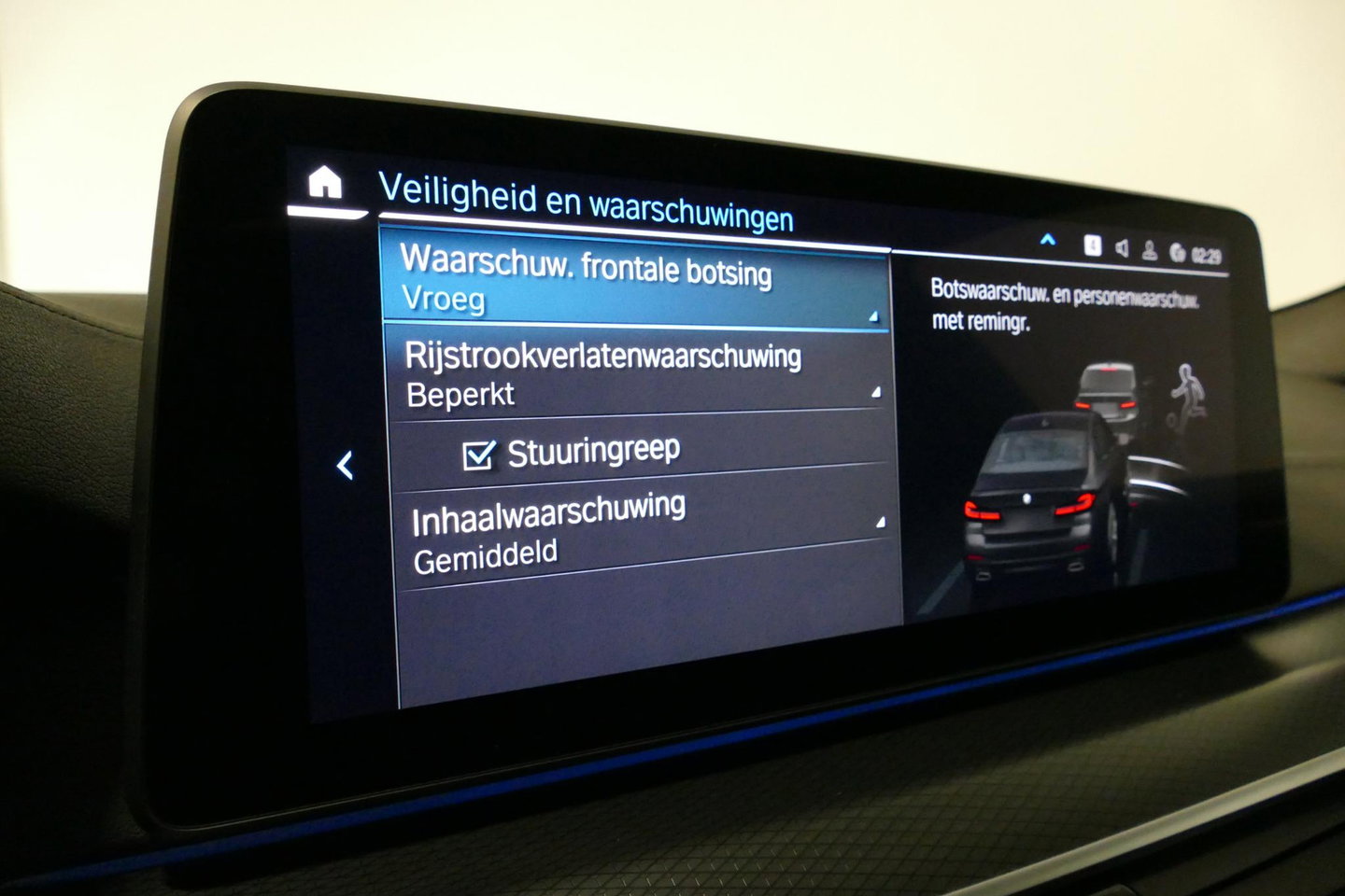 BMW 5 Serie 530e xDrive M Sport / Schuif-/kanteldak/ M Performance stoelen / M Sport Bodykit / Elektr. verstelbare voorstoelen / Harman Kardon Surround Sound / HUD / 20'' LMV / Rondomzichtcamera / Apple Carplay - Android Auto / Stoelverwarming / Ambienteverlichting /