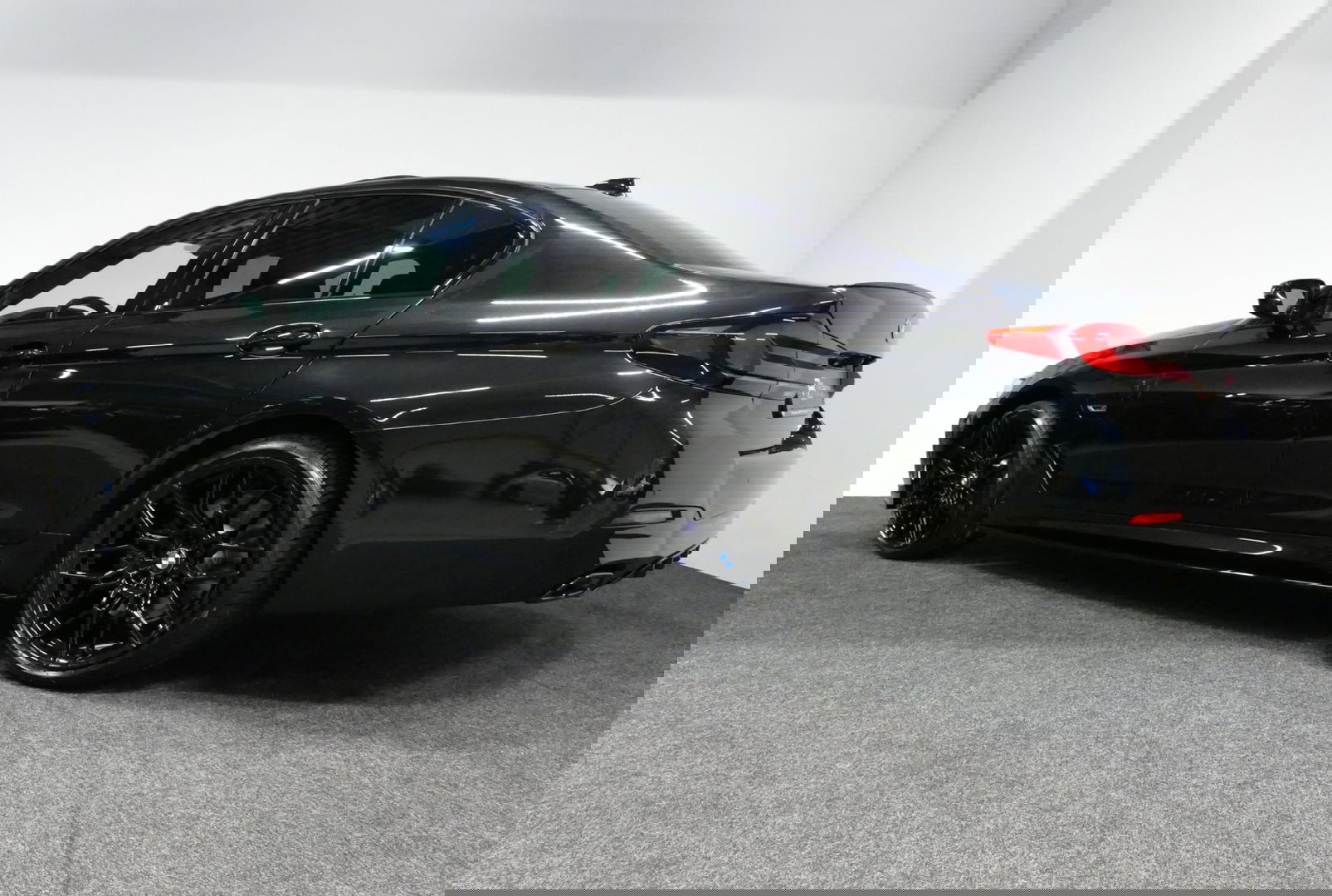 BMW 5 Serie 530e xDrive M Sport / Schuif-/kanteldak/ M Performance stoelen / M Sport Bodykit / Elektr. verstelbare voorstoelen / Harman Kardon Surround Sound / HUD / 20'' LMV / Rondomzichtcamera / Apple Carplay - Android Auto / Stoelverwarming / Ambienteverlichting /