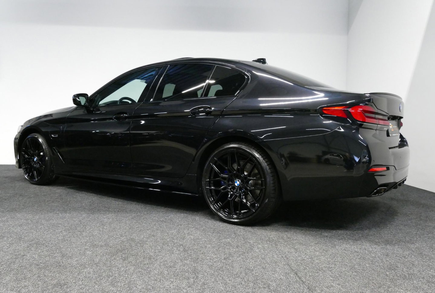 BMW 5 Serie 530e xDrive M Sport / Schuif-/kanteldak/ M Performance stoelen / M Sport Bodykit / Elektr. verstelbare voorstoelen / Harman Kardon Surround Sound / HUD / 20'' LMV / Rondomzichtcamera / Apple Carplay - Android Auto / Stoelverwarming / Ambienteverlichting /