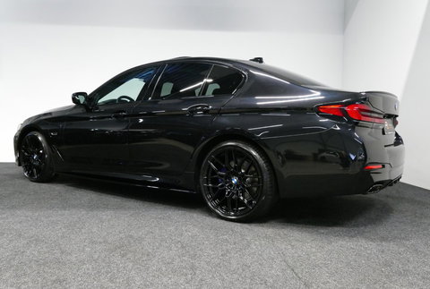 BMW 5 Serie 530e xDrive M Sport / Schuif-/kanteldak/ M Performance stoelen / M Sport Bodykit / Elektr. verstelbare voorstoelen / Harman Kardon Surround Sound / HUD / 20'' LMV / Rondomzichtcamera / Apple Carplay - Android Auto / Stoelverwarming / Ambienteverlichting /