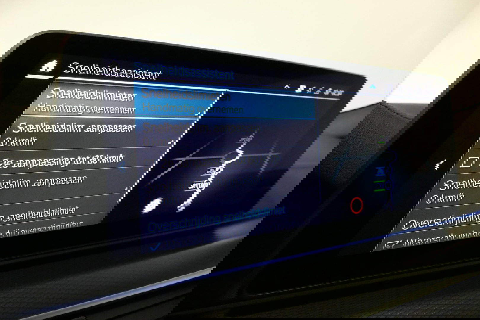 BMW 5 Serie 530e xDrive M Sport / Schuif-/kanteldak/ M Performance stoelen / M Sport Bodykit / Elektr. verstelbare voorstoelen / Harman Kardon Surround Sound / HUD / 20'' LMV / Rondomzichtcamera / Apple Carplay - Android Auto / Stoelverwarming / Ambienteverlichting /