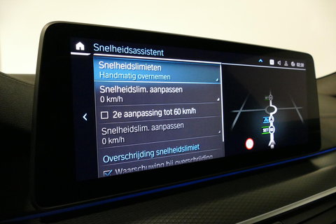 BMW 5 Serie 530e xDrive M Sport / Schuif-/kanteldak/ M Performance stoelen / M Sport Bodykit / Elektr. verstelbare voorstoelen / Harman Kardon Surround Sound / HUD / 20'' LMV / Rondomzichtcamera / Apple Carplay - Android Auto / Stoelverwarming / Ambienteverlichting /