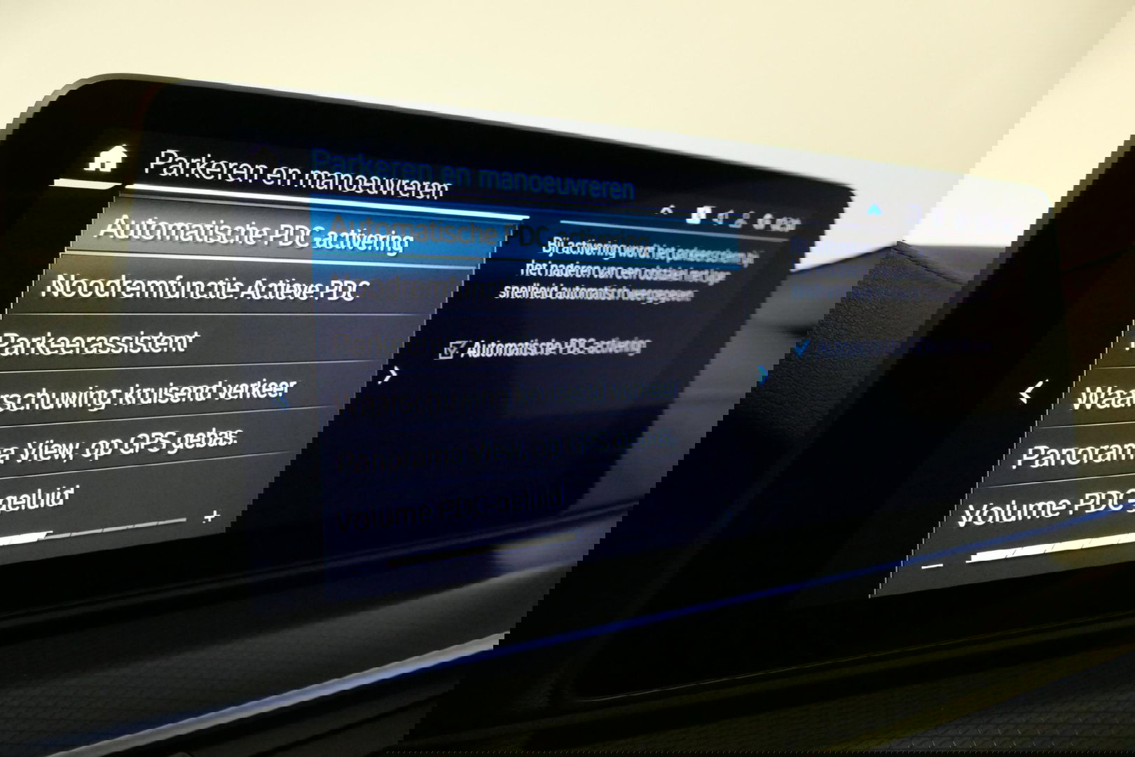 BMW 5 Serie 530e xDrive M Sport / Schuif-/kanteldak/ M Performance stoelen / M Sport Bodykit / Elektr. verstelbare voorstoelen / Harman Kardon Surround Sound / HUD / 20'' LMV / Rondomzichtcamera / Apple Carplay - Android Auto / Stoelverwarming / Ambienteverlichting /