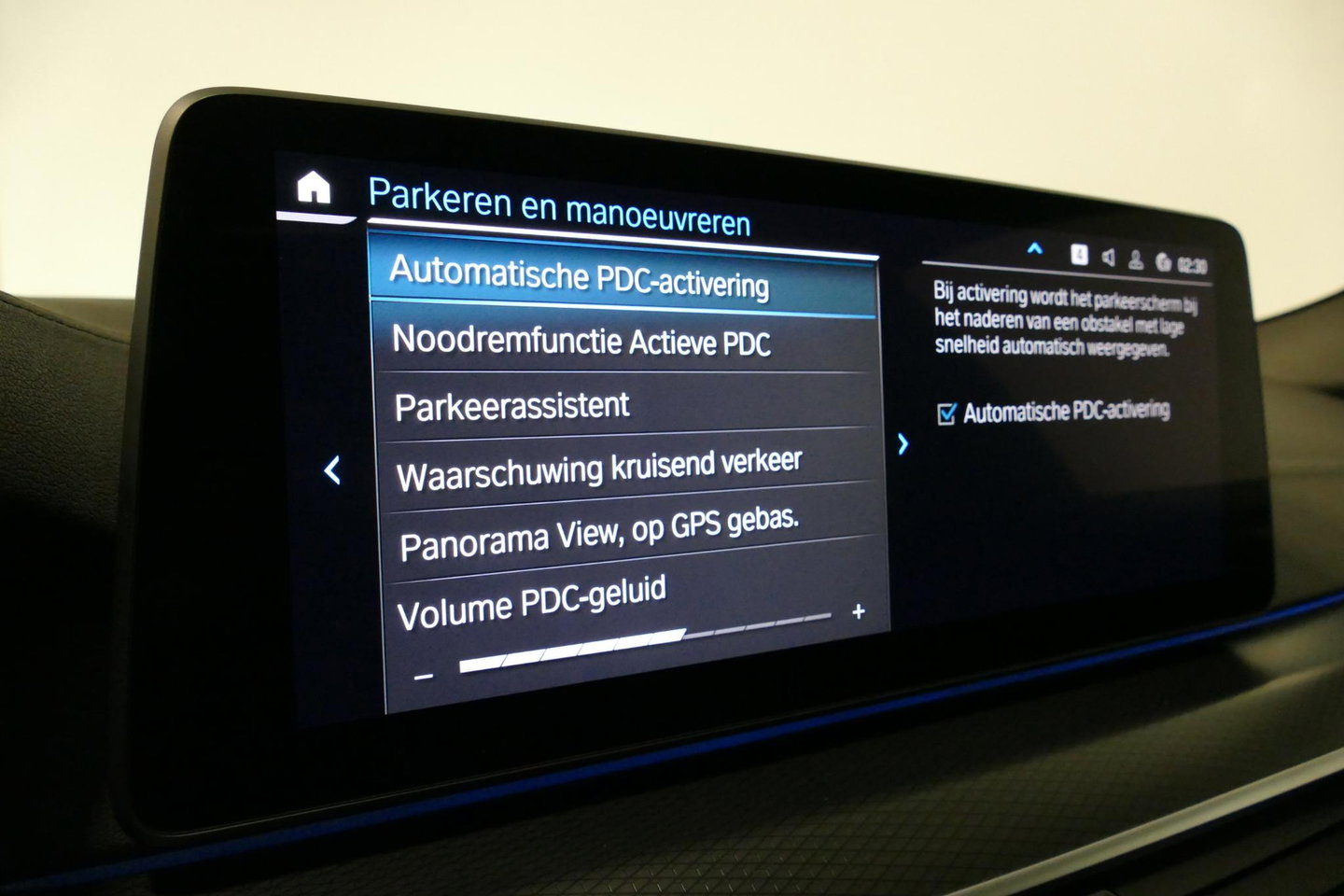 BMW 5 Serie 530e xDrive M Sport / Schuif-/kanteldak/ M Performance stoelen / M Sport Bodykit / Elektr. verstelbare voorstoelen / Harman Kardon Surround Sound / HUD / 20'' LMV / Rondomzichtcamera / Apple Carplay - Android Auto / Stoelverwarming / Ambienteverlichting /