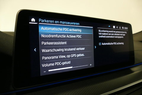 BMW 5 Serie 530e xDrive M Sport / Schuif-/kanteldak/ M Performance stoelen / M Sport Bodykit / Elektr. verstelbare voorstoelen / Harman Kardon Surround Sound / HUD / 20'' LMV / Rondomzichtcamera / Apple Carplay - Android Auto / Stoelverwarming / Ambienteverlichting /