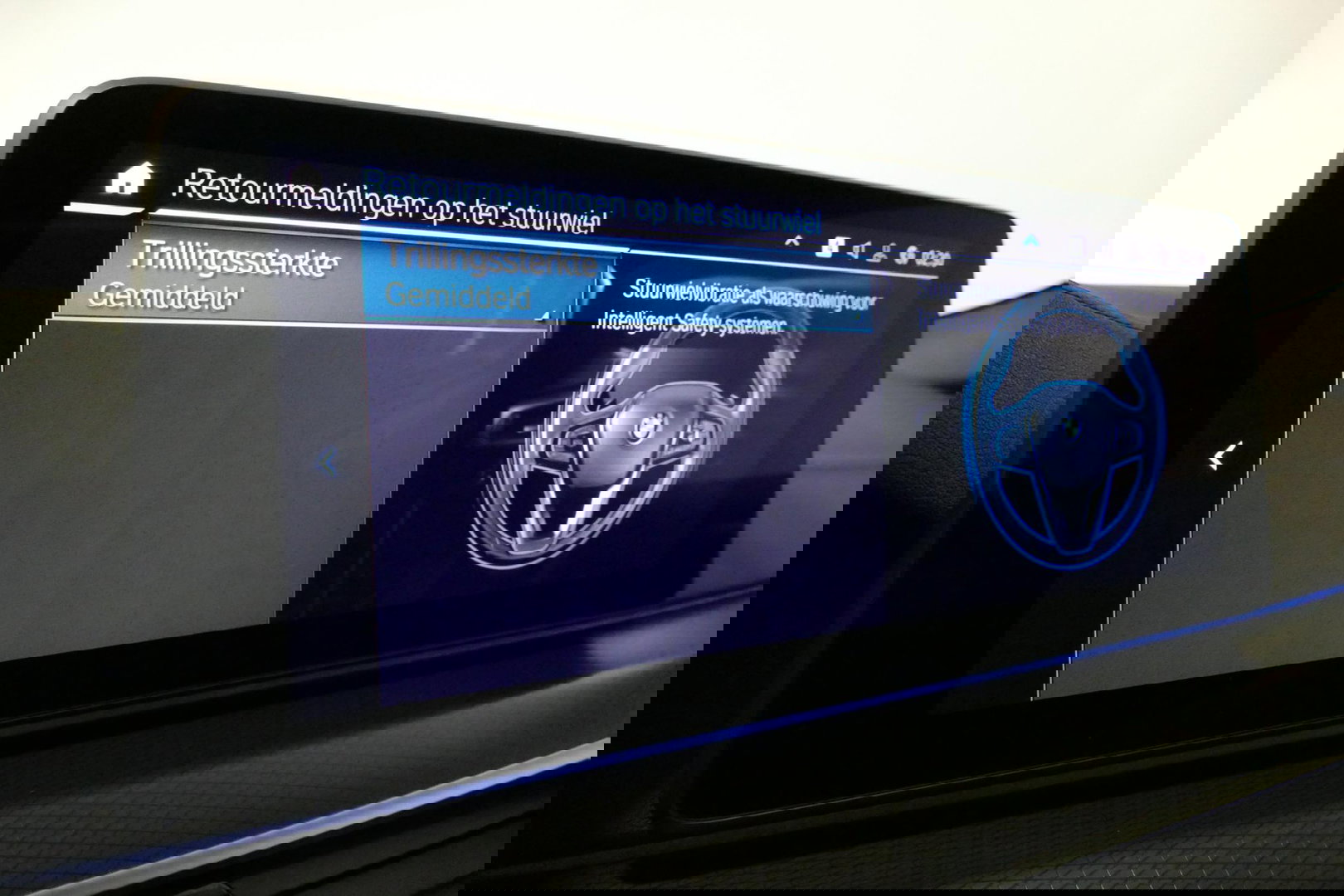 BMW 5 Serie 530e xDrive M Sport / Schuif-/kanteldak/ M Performance stoelen / M Sport Bodykit / Elektr. verstelbare voorstoelen / Harman Kardon Surround Sound / HUD / 20'' LMV / Rondomzichtcamera / Apple Carplay - Android Auto / Stoelverwarming / Ambienteverlichting /