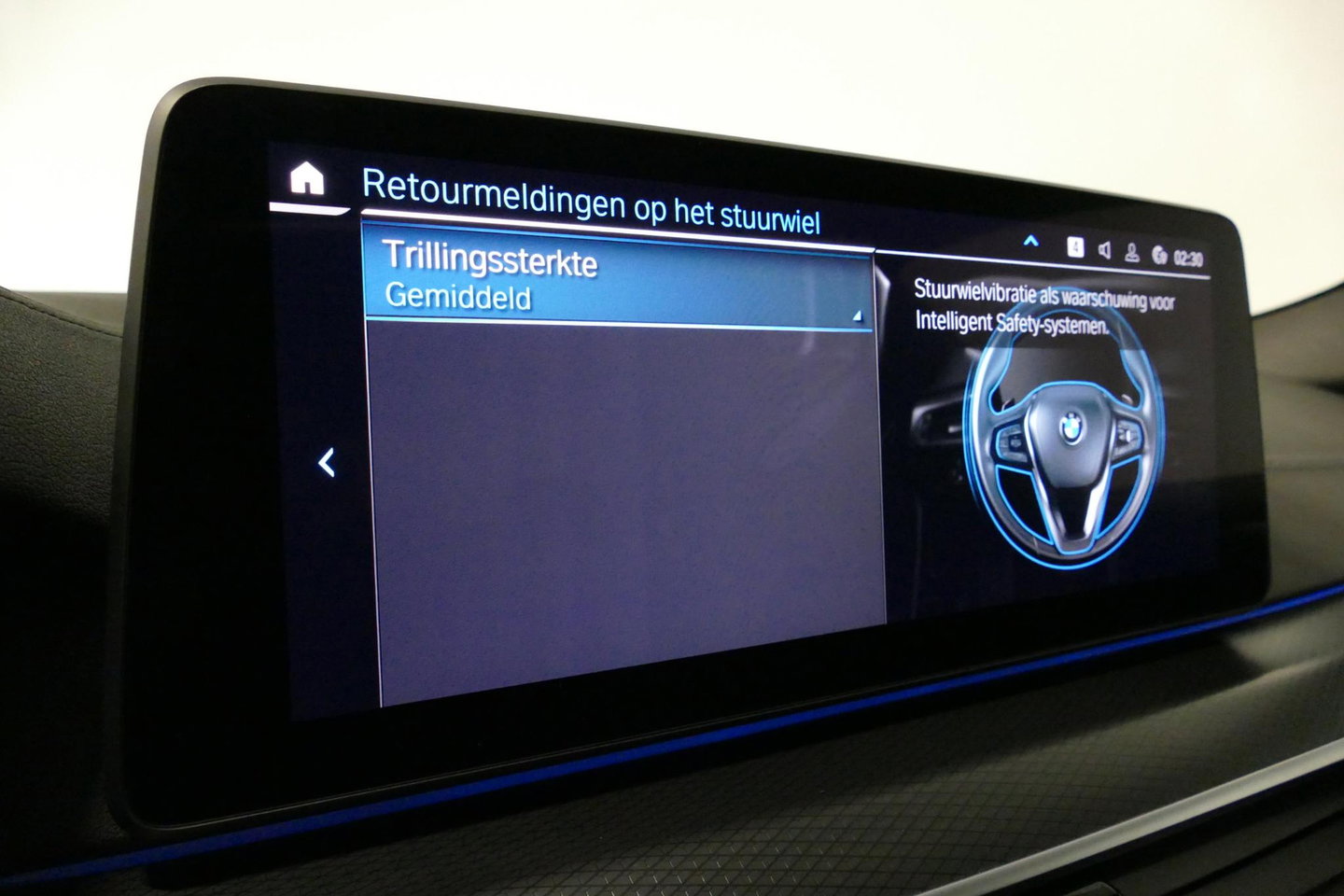 BMW 5 Serie 530e xDrive M Sport / Schuif-/kanteldak/ M Performance stoelen / M Sport Bodykit / Elektr. verstelbare voorstoelen / Harman Kardon Surround Sound / HUD / 20'' LMV / Rondomzichtcamera / Apple Carplay - Android Auto / Stoelverwarming / Ambienteverlichting /