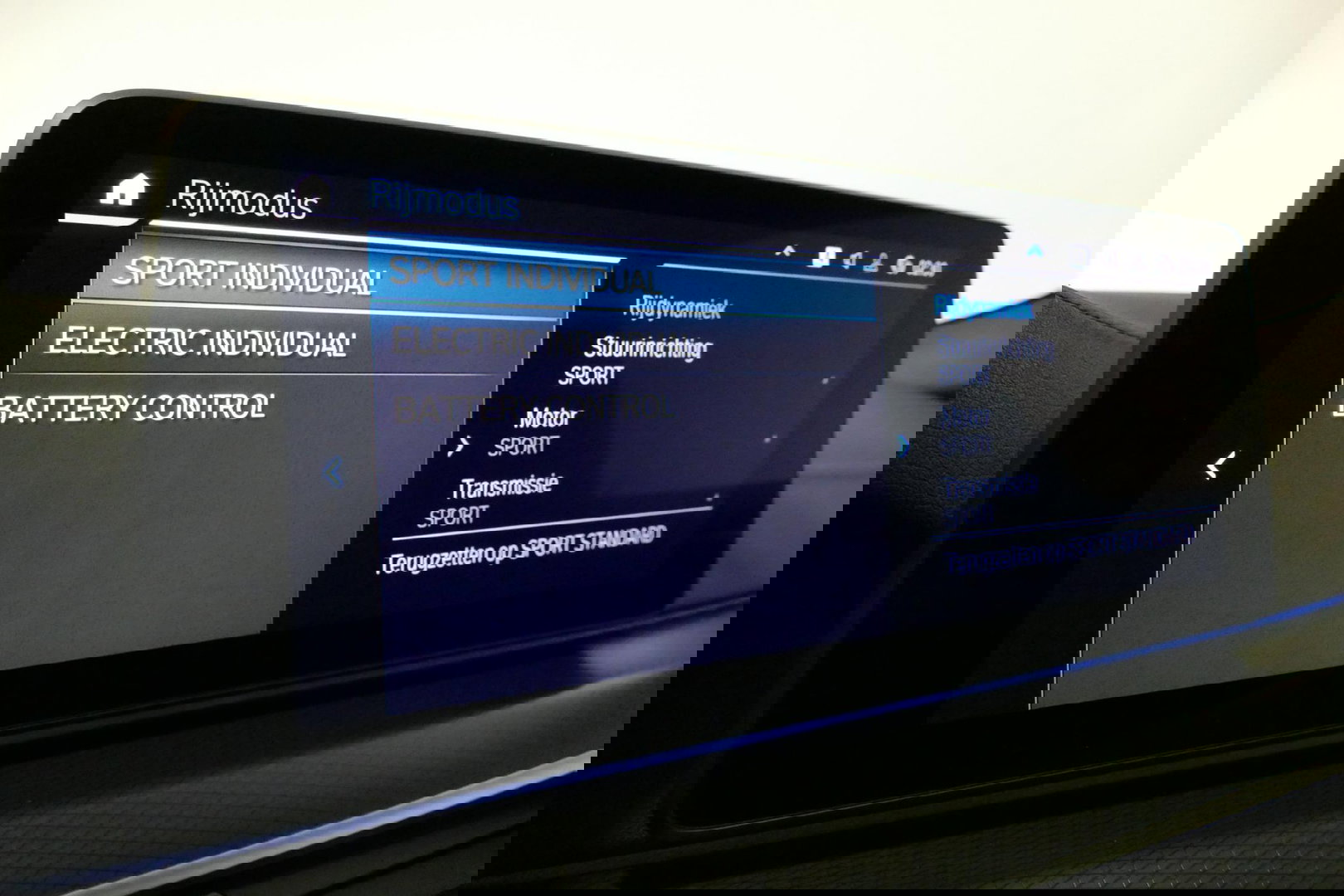 BMW 5 Serie 530e xDrive M Sport / Schuif-/kanteldak/ M Performance stoelen / M Sport Bodykit / Elektr. verstelbare voorstoelen / Harman Kardon Surround Sound / HUD / 20'' LMV / Rondomzichtcamera / Apple Carplay - Android Auto / Stoelverwarming / Ambienteverlichting /