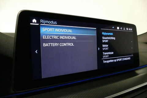 BMW 5 Serie 530e xDrive M Sport / Schuif-/kanteldak/ M Performance stoelen / M Sport Bodykit / Elektr. verstelbare voorstoelen / Harman Kardon Surround Sound / HUD / 20'' LMV / Rondomzichtcamera / Apple Carplay - Android Auto / Stoelverwarming / Ambienteverlichting /