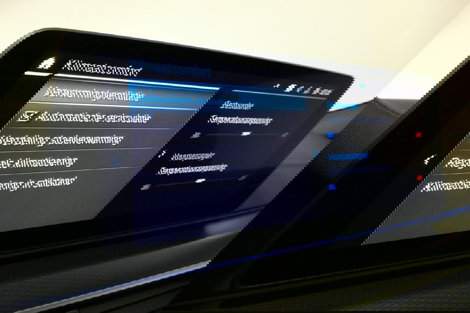 BMW 5 Serie 530e xDrive M Sport / Schuif-/kanteldak/ M Performance stoelen / M Sport Bodykit / Elektr. verstelbare voorstoelen / Harman Kardon Surround Sound / HUD / 20'' LMV / Rondomzichtcamera / Apple Carplay - Android Auto / Stoelverwarming / Ambienteverlichting /