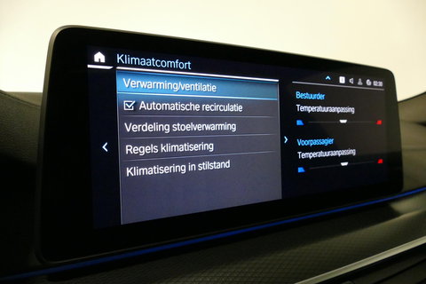 BMW 5 Serie 530e xDrive M Sport / Schuif-/kanteldak/ M Performance stoelen / M Sport Bodykit / Elektr. verstelbare voorstoelen / Harman Kardon Surround Sound / HUD / 20'' LMV / Rondomzichtcamera / Apple Carplay - Android Auto / Stoelverwarming / Ambienteverlichting /