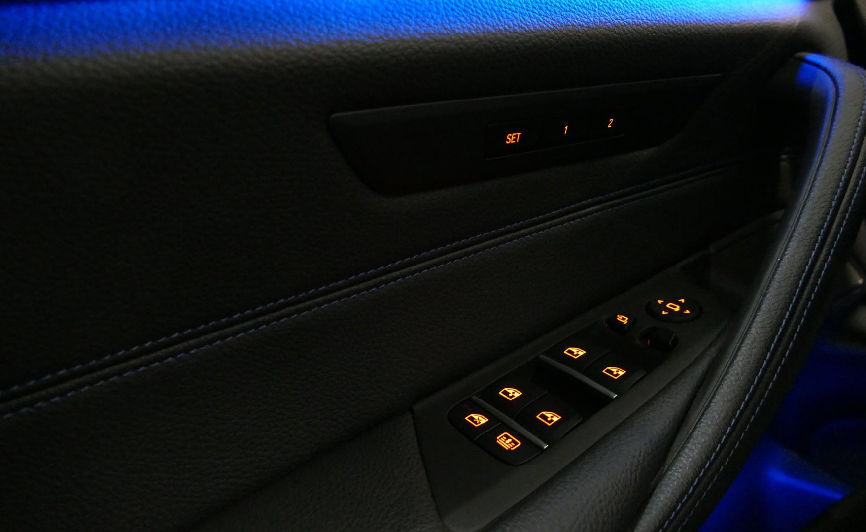 BMW 5 Serie 530e xDrive M Sport / Schuif-/kanteldak/ M Performance stoelen / M Sport Bodykit / Elektr. verstelbare voorstoelen / Harman Kardon Surround Sound / HUD / 20'' LMV / Rondomzichtcamera / Apple Carplay - Android Auto / Stoelverwarming / Ambienteverlichting /