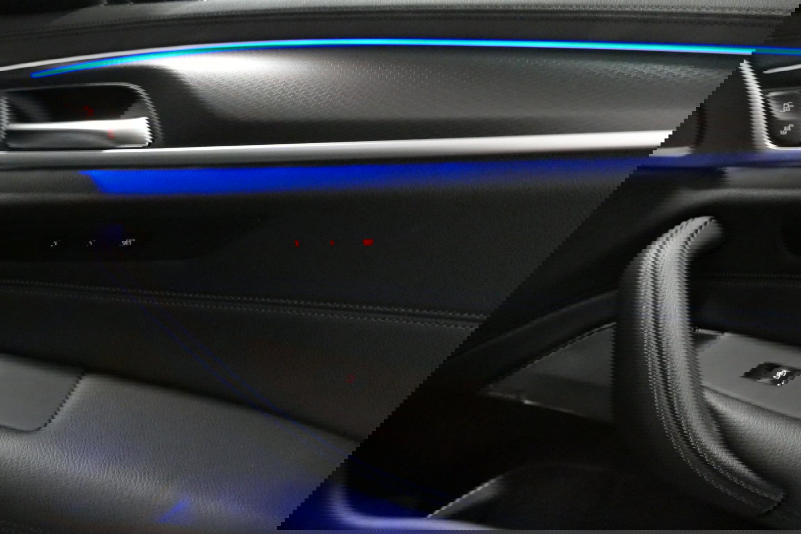 BMW 5 Serie 530e xDrive M Sport / Schuif-/kanteldak/ M Performance stoelen / M Sport Bodykit / Elektr. verstelbare voorstoelen / Harman Kardon Surround Sound / HUD / 20'' LMV / Rondomzichtcamera / Apple Carplay - Android Auto / Stoelverwarming / Ambienteverlichting /