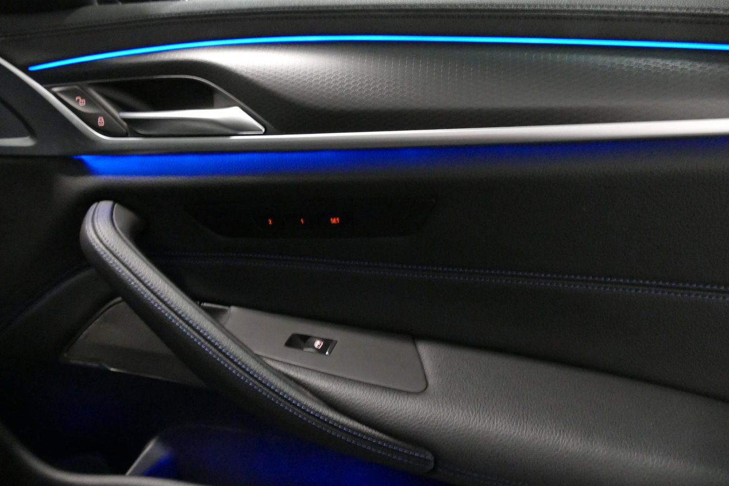 BMW 5 Serie 530e xDrive M Sport / Schuif-/kanteldak/ M Performance stoelen / M Sport Bodykit / Elektr. verstelbare voorstoelen / Harman Kardon Surround Sound / HUD / 20'' LMV / Rondomzichtcamera / Apple Carplay - Android Auto / Stoelverwarming / Ambienteverlichting /