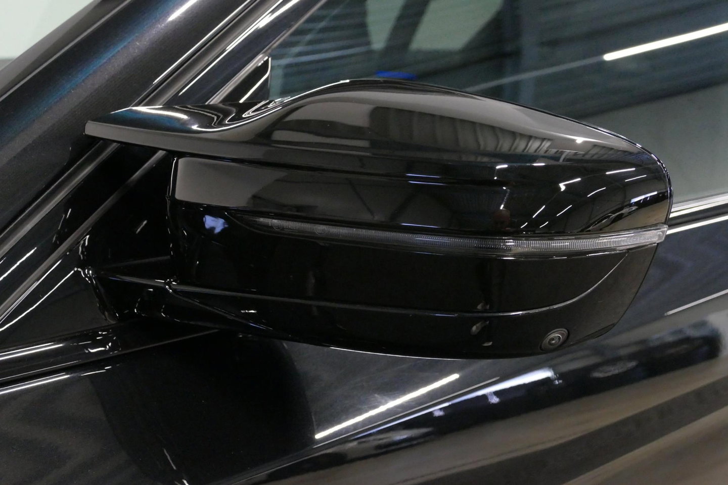 BMW 5 Serie 530e xDrive M Sport / Schuif-/kanteldak/ M Performance stoelen / M Sport Bodykit / Elektr. verstelbare voorstoelen / Harman Kardon Surround Sound / HUD / 20'' LMV / Rondomzichtcamera / Apple Carplay - Android Auto / Stoelverwarming / Ambienteverlichting /