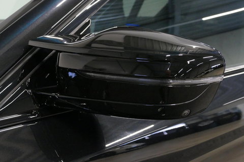 BMW 5 Serie 530e xDrive M Sport / Schuif-/kanteldak/ M Performance stoelen / M Sport Bodykit / Elektr. verstelbare voorstoelen / Harman Kardon Surround Sound / HUD / 20'' LMV / Rondomzichtcamera / Apple Carplay - Android Auto / Stoelverwarming / Ambienteverlichting /