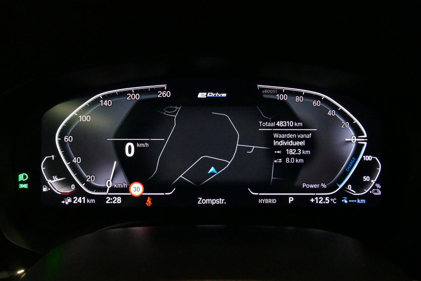 BMW 5 Serie 530e xDrive M Sport / Schuif-/kanteldak/ M Performance stoelen / M Sport Bodykit / Elektr. verstelbare voorstoelen / Harman Kardon Surround Sound / HUD / 20'' LMV / Rondomzichtcamera / Apple Carplay - Android Auto / Stoelverwarming / Ambienteverlichting /