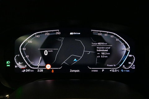 BMW 5 Serie 530e xDrive M Sport / Schuif-/kanteldak/ M Performance stoelen / M Sport Bodykit / Elektr. verstelbare voorstoelen / Harman Kardon Surround Sound / HUD / 20'' LMV / Rondomzichtcamera / Apple Carplay - Android Auto / Stoelverwarming / Ambienteverlichting /