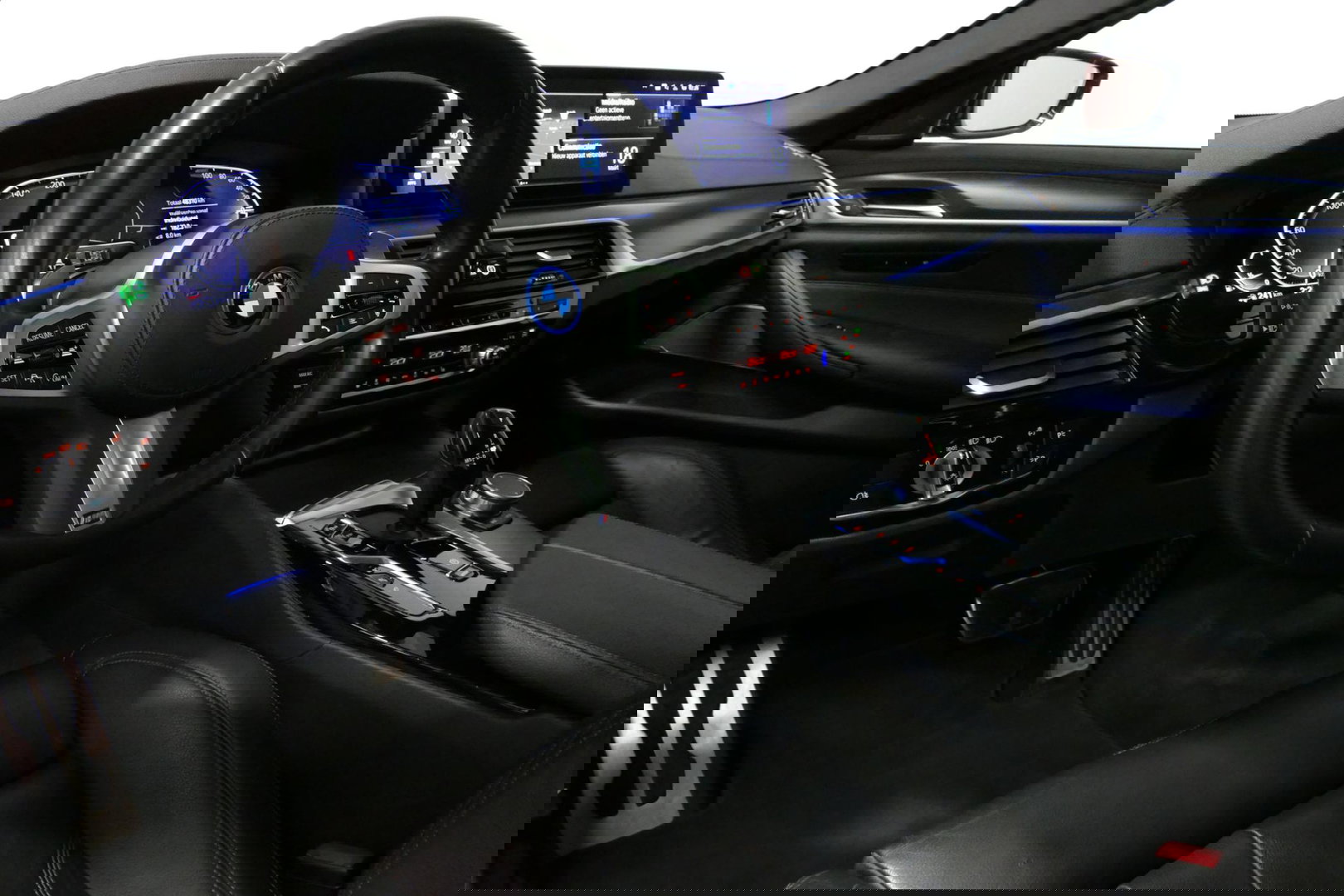 BMW 5 Serie 530e xDrive M Sport / Schuif-/kanteldak/ M Performance stoelen / M Sport Bodykit / Elektr. verstelbare voorstoelen / Harman Kardon Surround Sound / HUD / 20'' LMV / Rondomzichtcamera / Apple Carplay - Android Auto / Stoelverwarming / Ambienteverlichting /