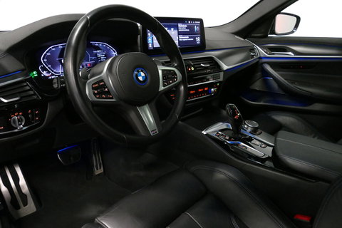 BMW 5 Serie 530e xDrive M Sport / Schuif-/kanteldak/ M Performance stoelen / M Sport Bodykit / Elektr. verstelbare voorstoelen / Harman Kardon Surround Sound / HUD / 20'' LMV / Rondomzichtcamera / Apple Carplay - Android Auto / Stoelverwarming / Ambienteverlichting /