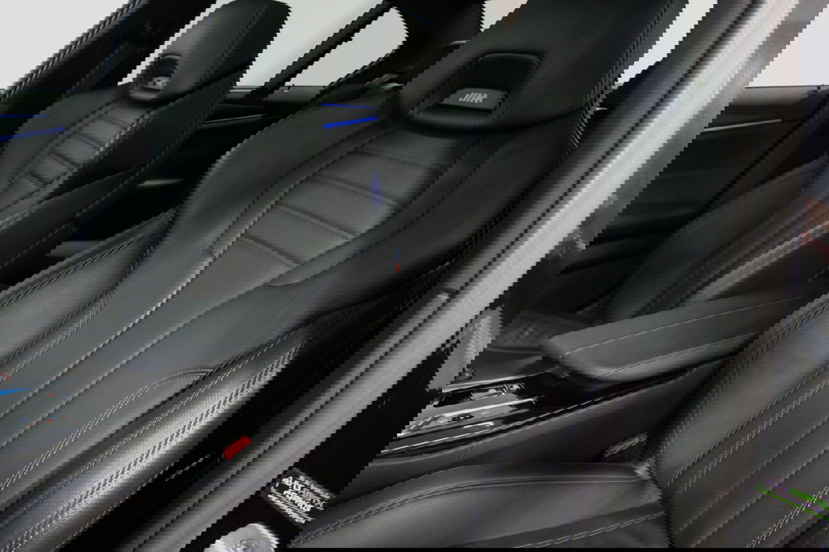 BMW 5 Serie 530e xDrive M Sport / Schuif-/kanteldak/ M Performance stoelen / M Sport Bodykit / Elektr. verstelbare voorstoelen / Harman Kardon Surround Sound / HUD / 20'' LMV / Rondomzichtcamera / Apple Carplay - Android Auto / Stoelverwarming / Ambienteverlichting /