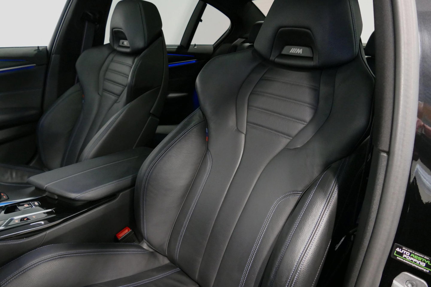 BMW 5 Serie 530e xDrive M Sport / Schuif-/kanteldak/ M Performance stoelen / M Sport Bodykit / Elektr. verstelbare voorstoelen / Harman Kardon Surround Sound / HUD / 20'' LMV / Rondomzichtcamera / Apple Carplay - Android Auto / Stoelverwarming / Ambienteverlichting /