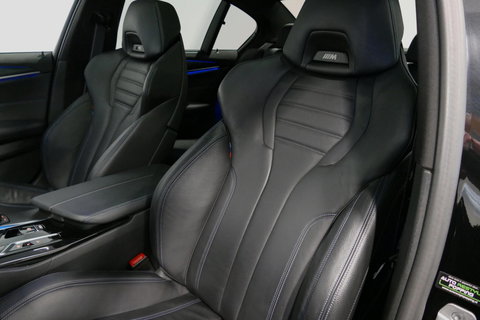 BMW 5 Serie 530e xDrive M Sport / Schuif-/kanteldak/ M Performance stoelen / M Sport Bodykit / Elektr. verstelbare voorstoelen / Harman Kardon Surround Sound / HUD / 20'' LMV / Rondomzichtcamera / Apple Carplay - Android Auto / Stoelverwarming / Ambienteverlichting /