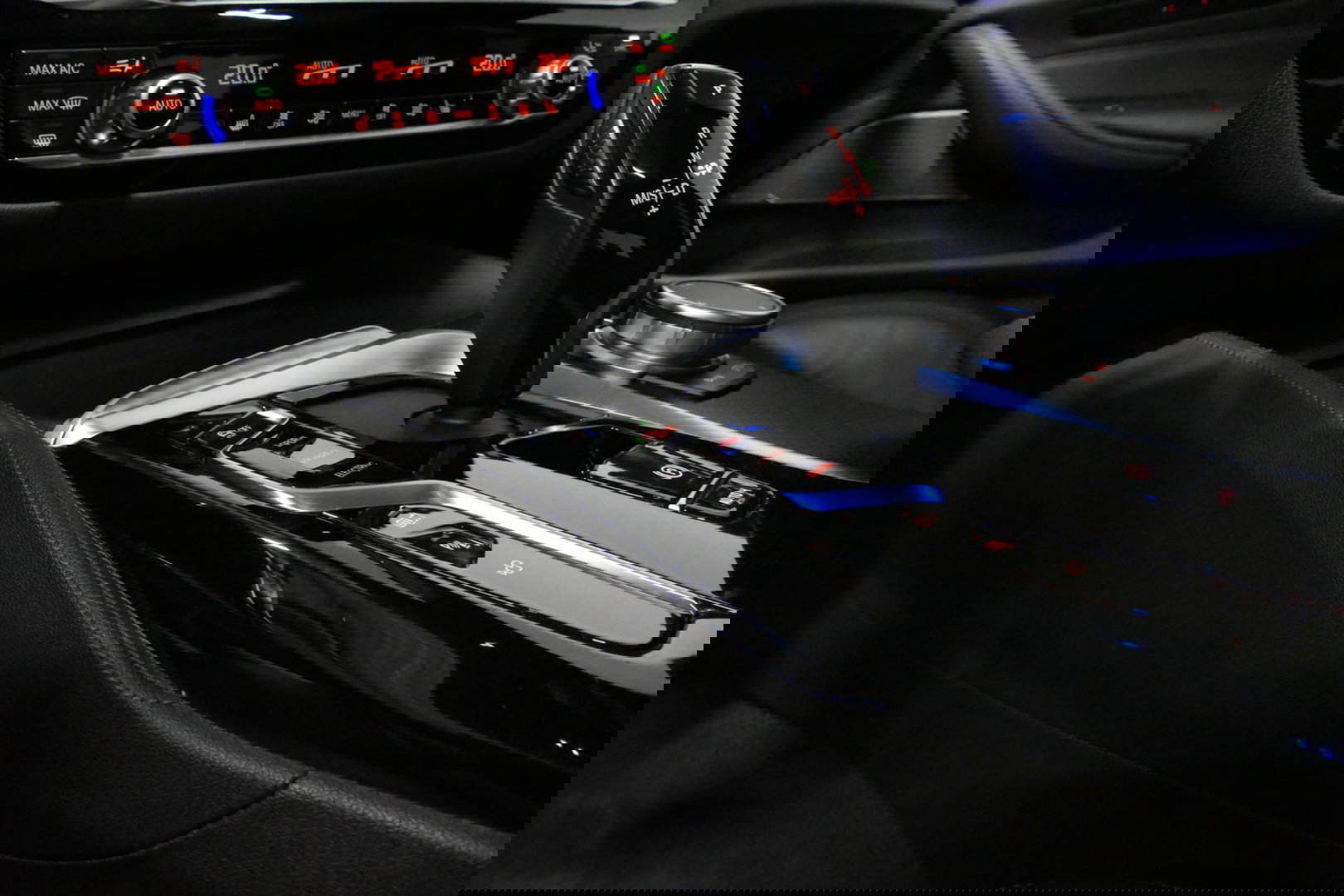 BMW 5 Serie 530e xDrive M Sport / Schuif-/kanteldak/ M Performance stoelen / M Sport Bodykit / Elektr. verstelbare voorstoelen / Harman Kardon Surround Sound / HUD / 20'' LMV / Rondomzichtcamera / Apple Carplay - Android Auto / Stoelverwarming / Ambienteverlichting /