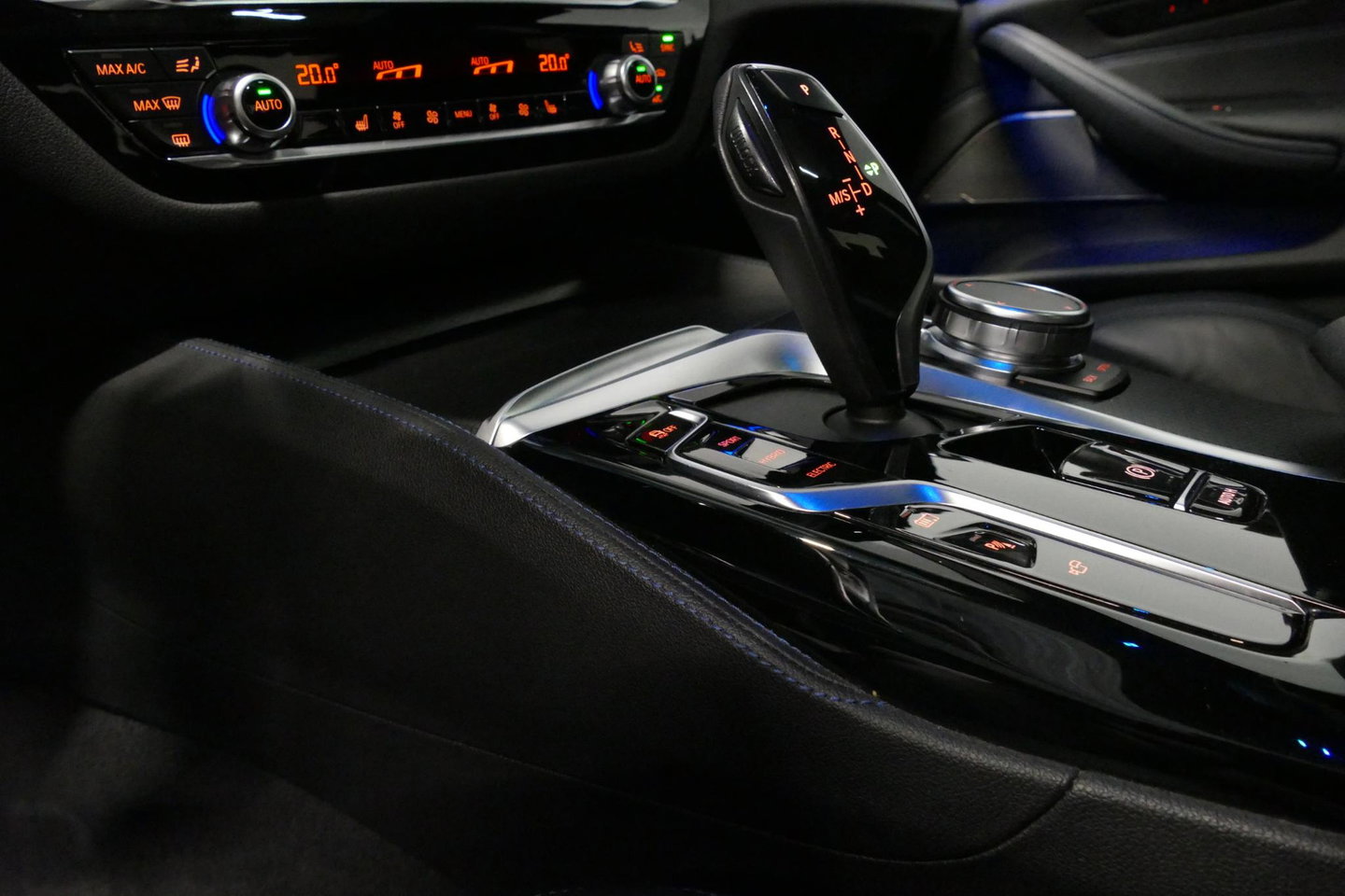 BMW 5 Serie 530e xDrive M Sport / Schuif-/kanteldak/ M Performance stoelen / M Sport Bodykit / Elektr. verstelbare voorstoelen / Harman Kardon Surround Sound / HUD / 20'' LMV / Rondomzichtcamera / Apple Carplay - Android Auto / Stoelverwarming / Ambienteverlichting /