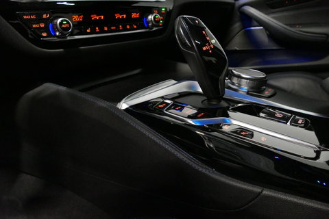 BMW 5 Serie 530e xDrive M Sport / Schuif-/kanteldak/ M Performance stoelen / M Sport Bodykit / Elektr. verstelbare voorstoelen / Harman Kardon Surround Sound / HUD / 20'' LMV / Rondomzichtcamera / Apple Carplay - Android Auto / Stoelverwarming / Ambienteverlichting /