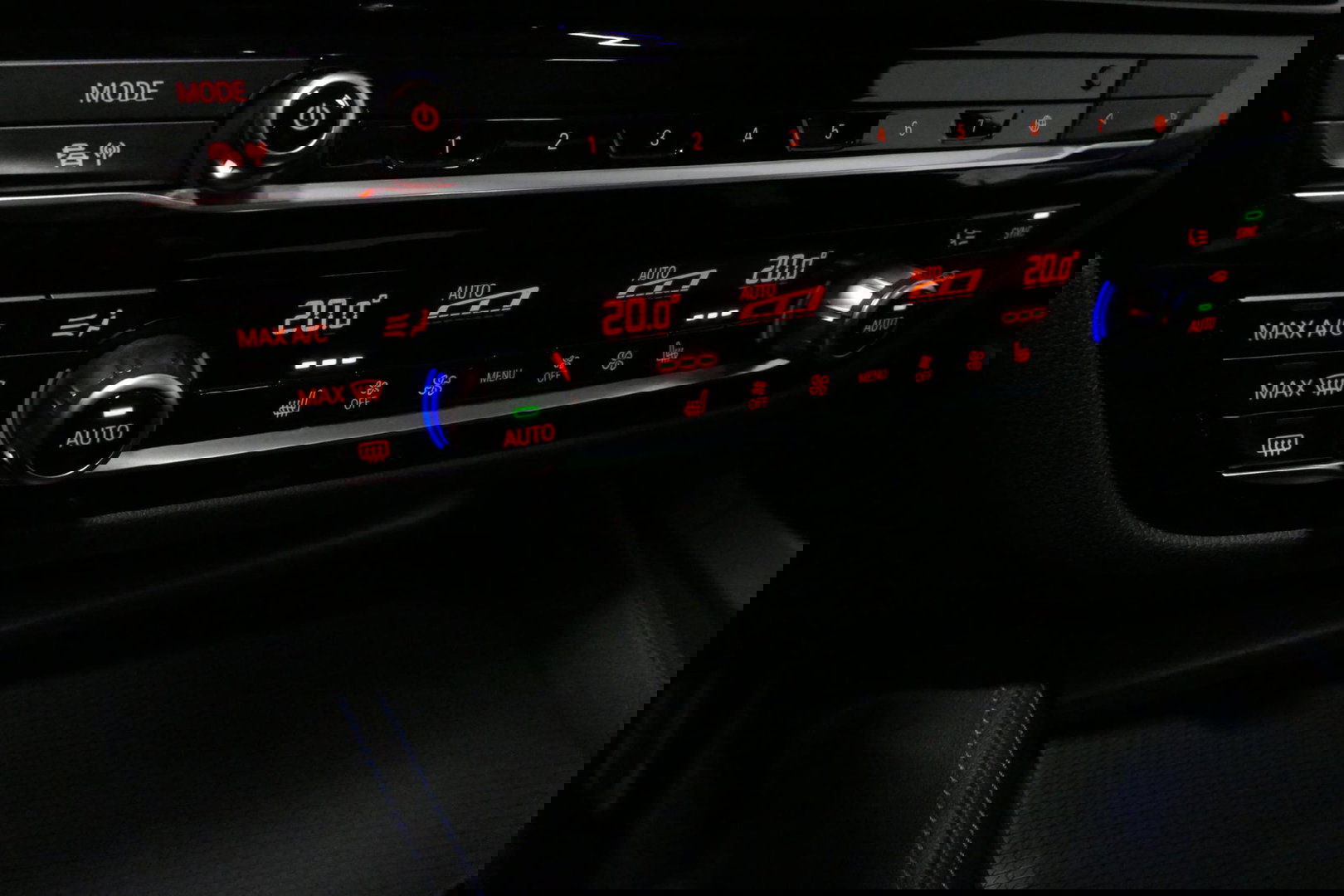 BMW 5 Serie 530e xDrive M Sport / Schuif-/kanteldak/ M Performance stoelen / M Sport Bodykit / Elektr. verstelbare voorstoelen / Harman Kardon Surround Sound / HUD / 20'' LMV / Rondomzichtcamera / Apple Carplay - Android Auto / Stoelverwarming / Ambienteverlichting /