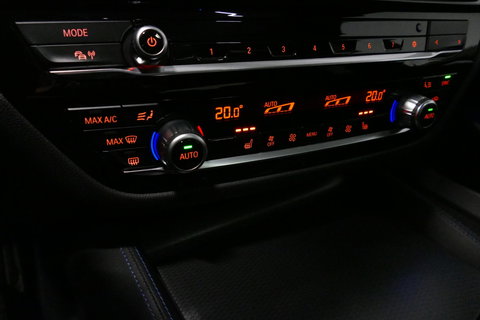 BMW 5 Serie 530e xDrive M Sport / Schuif-/kanteldak/ M Performance stoelen / M Sport Bodykit / Elektr. verstelbare voorstoelen / Harman Kardon Surround Sound / HUD / 20'' LMV / Rondomzichtcamera / Apple Carplay - Android Auto / Stoelverwarming / Ambienteverlichting /