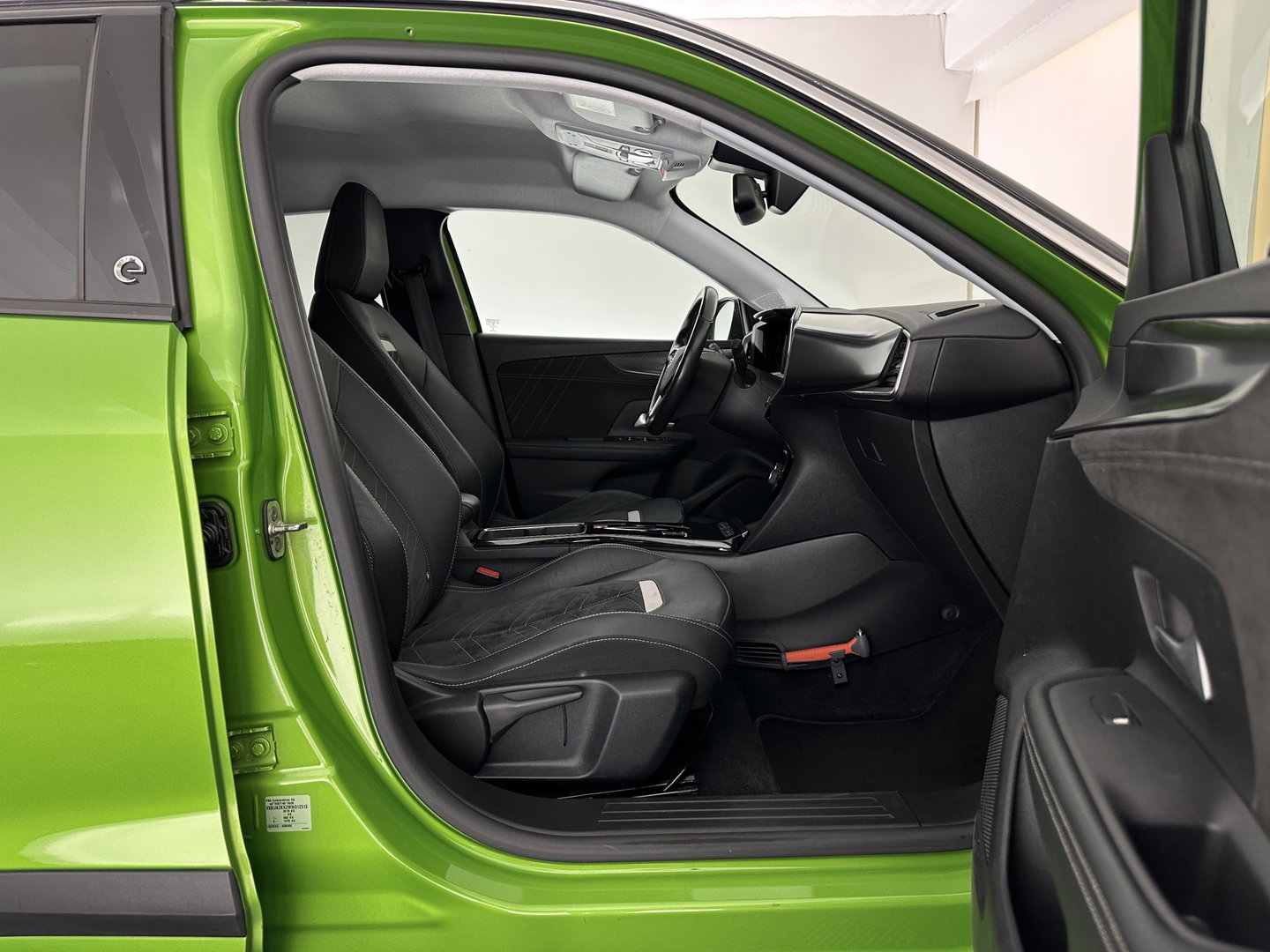 Opel Mokka-e Ultimate 50-kWh 7.4kw bl. [ 3-Fase ] {SOH-84%} (INCL-BTW) *FULL-LED | LEATHER-MICROFIBRE | ADAPTIVE-CRUISE | HEATED-SPORTSEATS | DAB+ | KEYLESS | DIGI-COCKPIT | CARPLAY | AMBIENT-LIGHT | CAMERA | LANE-ASSIST | 18"ALU*