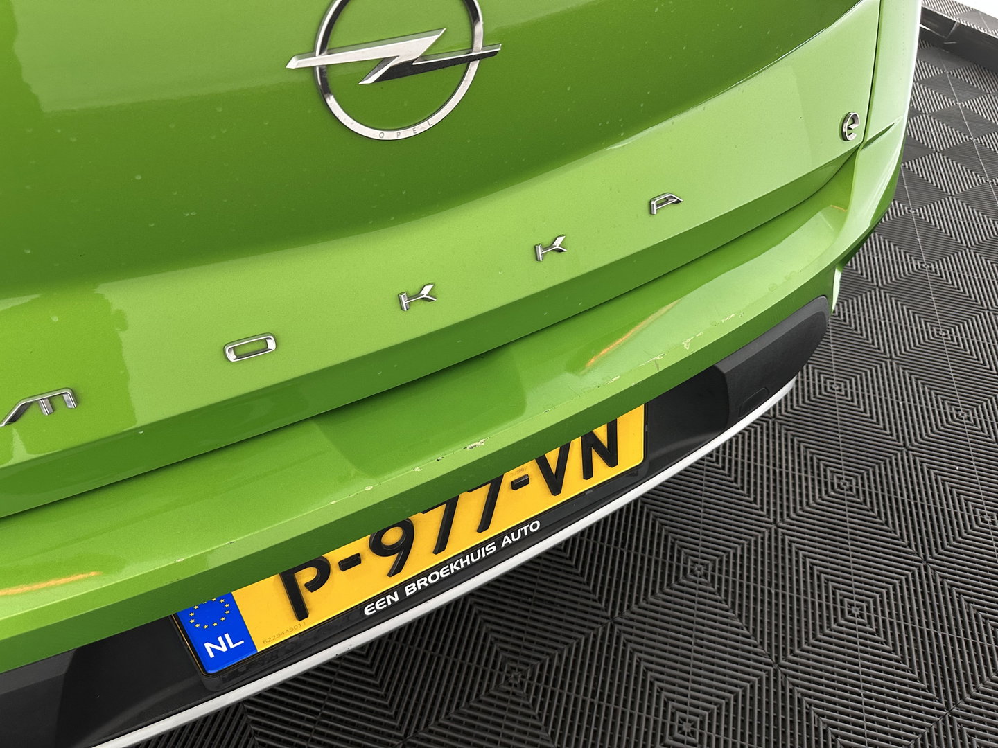 Opel Mokka-e Ultimate 50-kWh 7.4kw bl. [ 3-Fase ] {SOH-84%} (INCL-BTW) *FULL-LED | LEATHER-MICROFIBRE | ADAPTIVE-CRUISE | HEATED-SPORTSEATS | DAB+ | KEYLESS | DIGI-COCKPIT | CARPLAY | AMBIENT-LIGHT | CAMERA | LANE-ASSIST | 18"ALU*