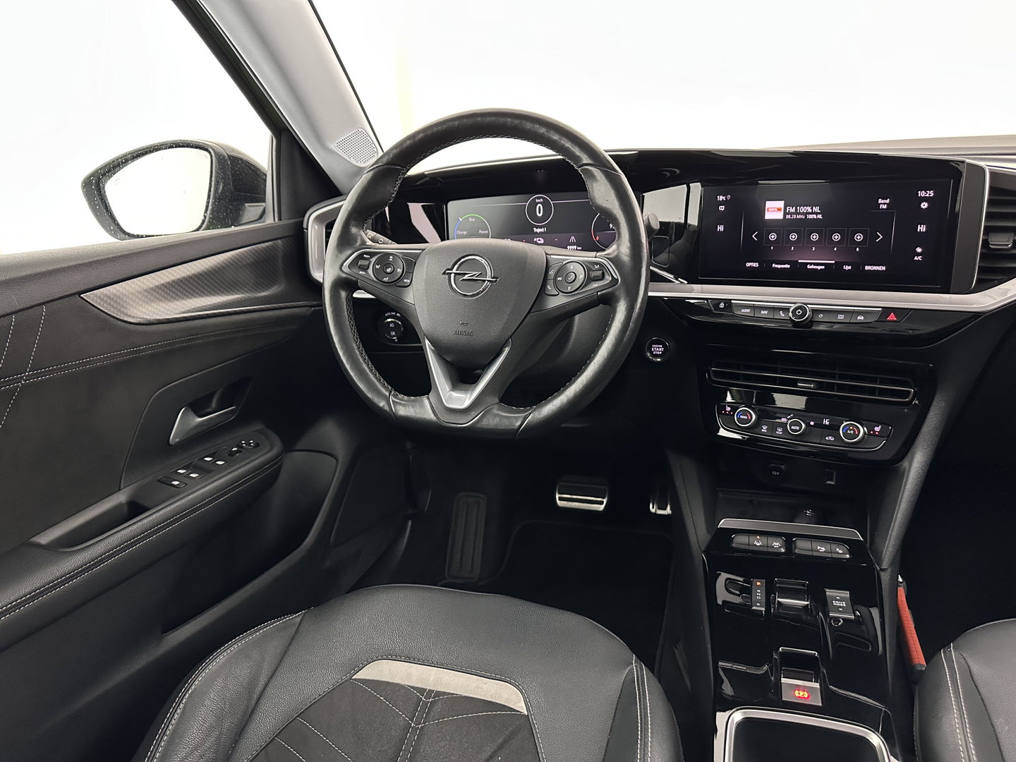 Opel Mokka-e Ultimate 50-kWh 7.4kw bl. [ 3-Fase ] {SOH-84%} (INCL-BTW) *FULL-LED | LEATHER-MICROFIBRE | ADAPTIVE-CRUISE | HEATED-SPORTSEATS | DAB+ | KEYLESS | DIGI-COCKPIT | CARPLAY | AMBIENT-LIGHT | CAMERA | LANE-ASSIST | 18"ALU*