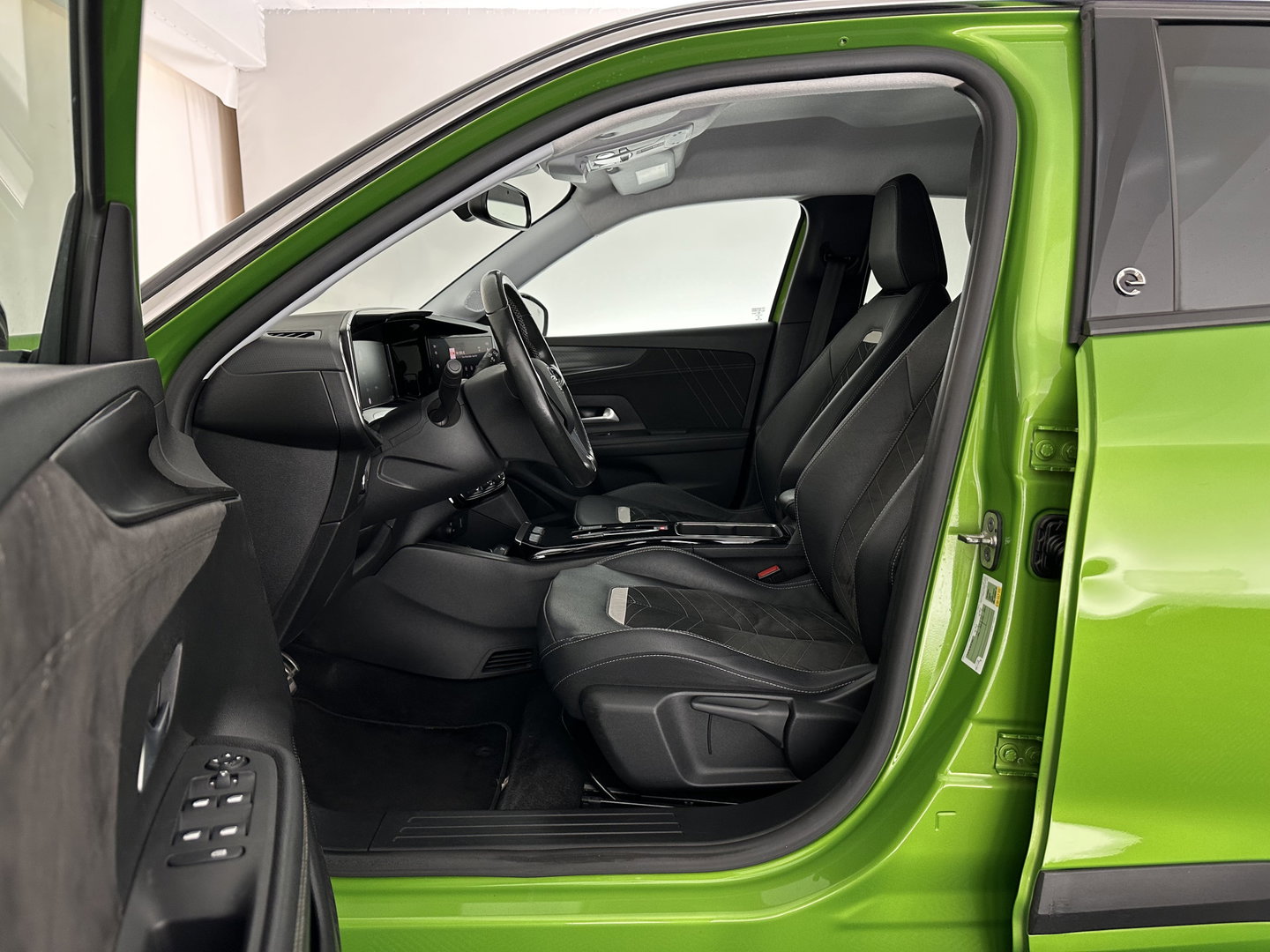 Opel Mokka-e Ultimate 50-kWh 7.4kw bl. [ 3-Fase ] {SOH-84%} (INCL-BTW) *FULL-LED | LEATHER-MICROFIBRE | ADAPTIVE-CRUISE | HEATED-SPORTSEATS | DAB+ | KEYLESS | DIGI-COCKPIT | CARPLAY | AMBIENT-LIGHT | CAMERA | LANE-ASSIST | 18"ALU*